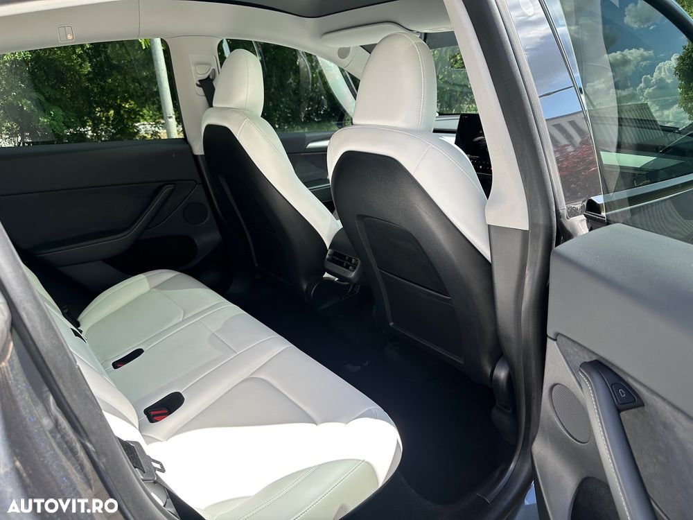 Tesla Model Y - 14