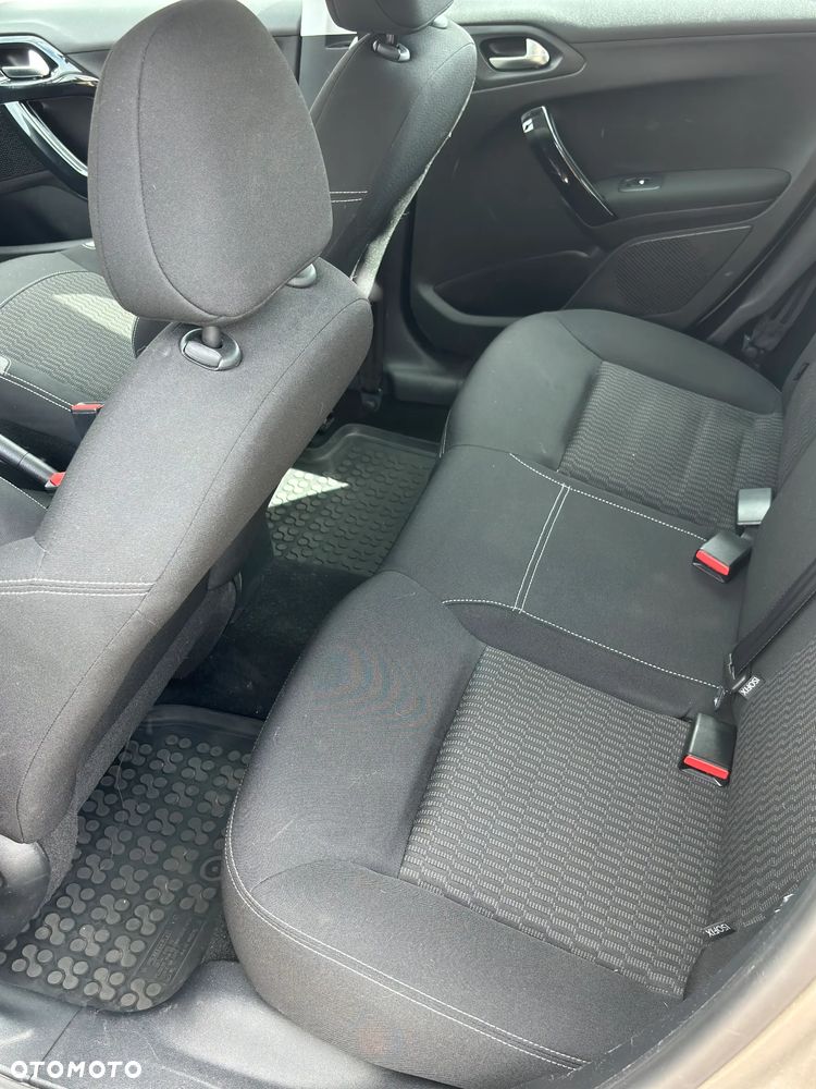 Peugeot 208 - 13