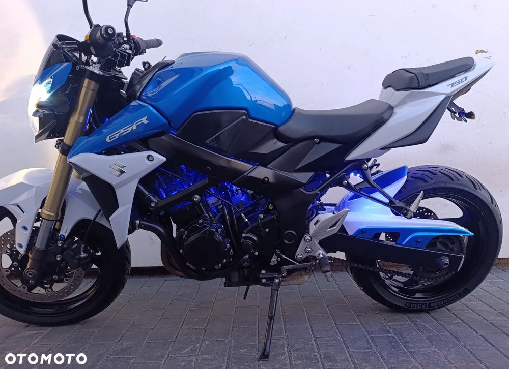 Suzuki GSR - 35