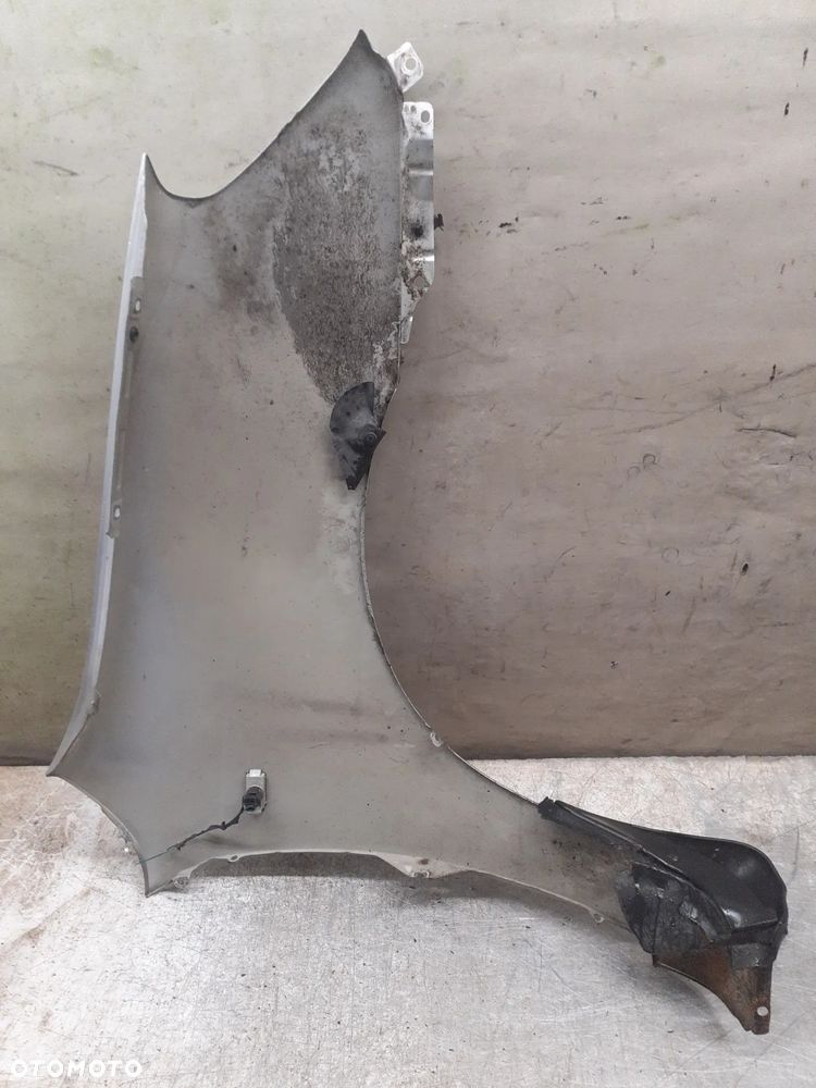 * KIA CARENS 3 III BŁOTNIK PRZÓD LEWY  7S SREBRNY - 4