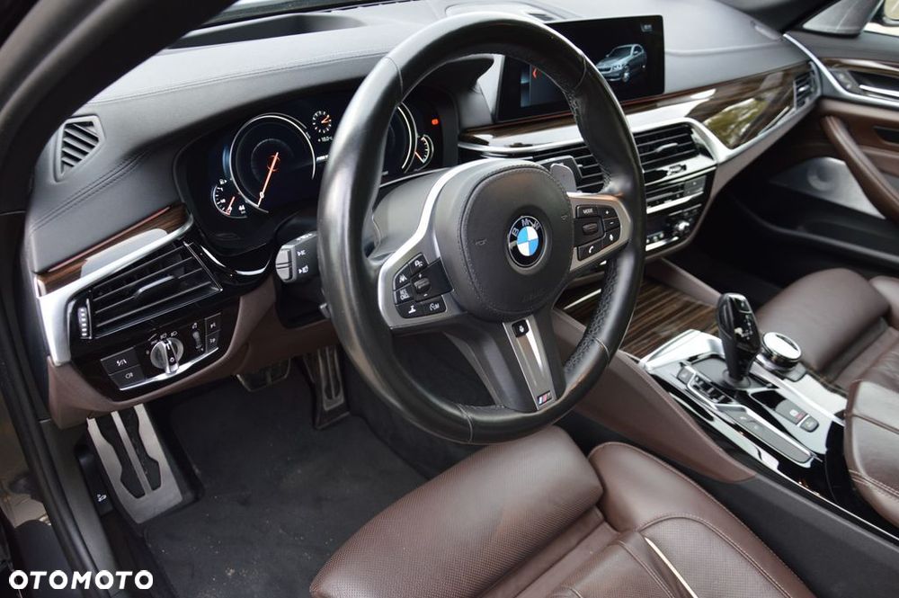 BMW Seria 5 M550i xDrive sport - 14