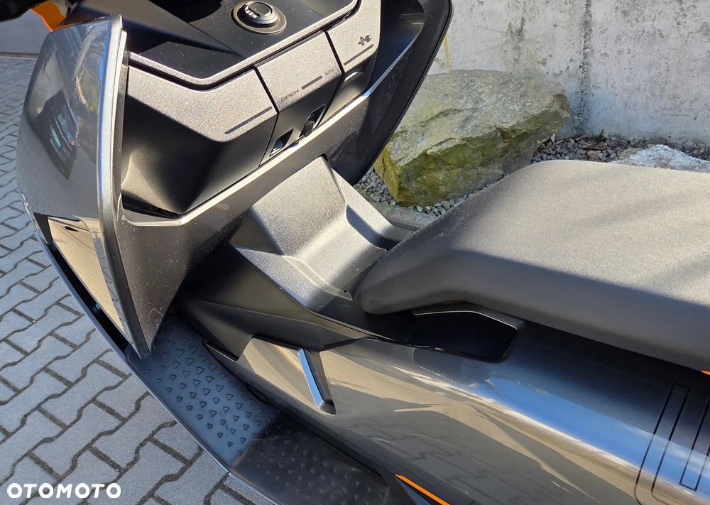 BMW CE 04 - 10