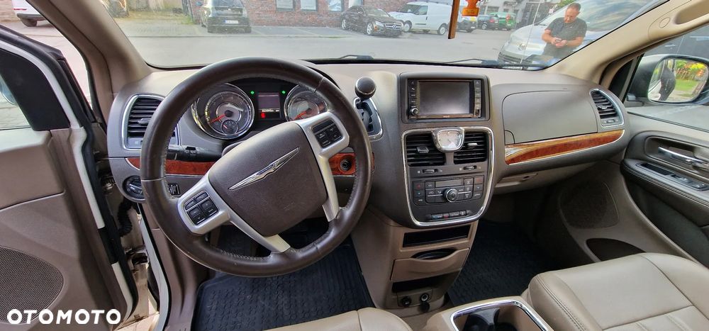 Chrysler Town & Country 3.6 Limited - 9