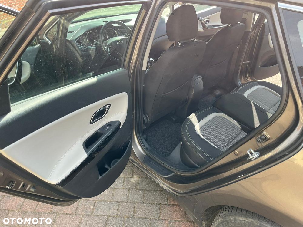 Kia Ceed 1.6 CRDi 128 Fifa World Cup Edition - 9