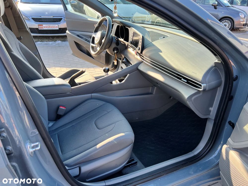 Hyundai Elantra - 25