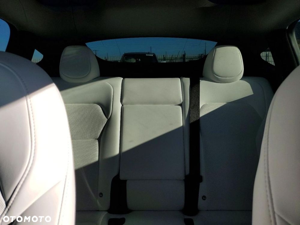 Tesla Model Y - 9