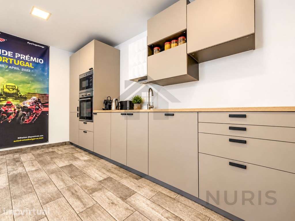 Apartamento T1+1 Renovado para venda na Praia da Rocha - Grande imagem: 4/18