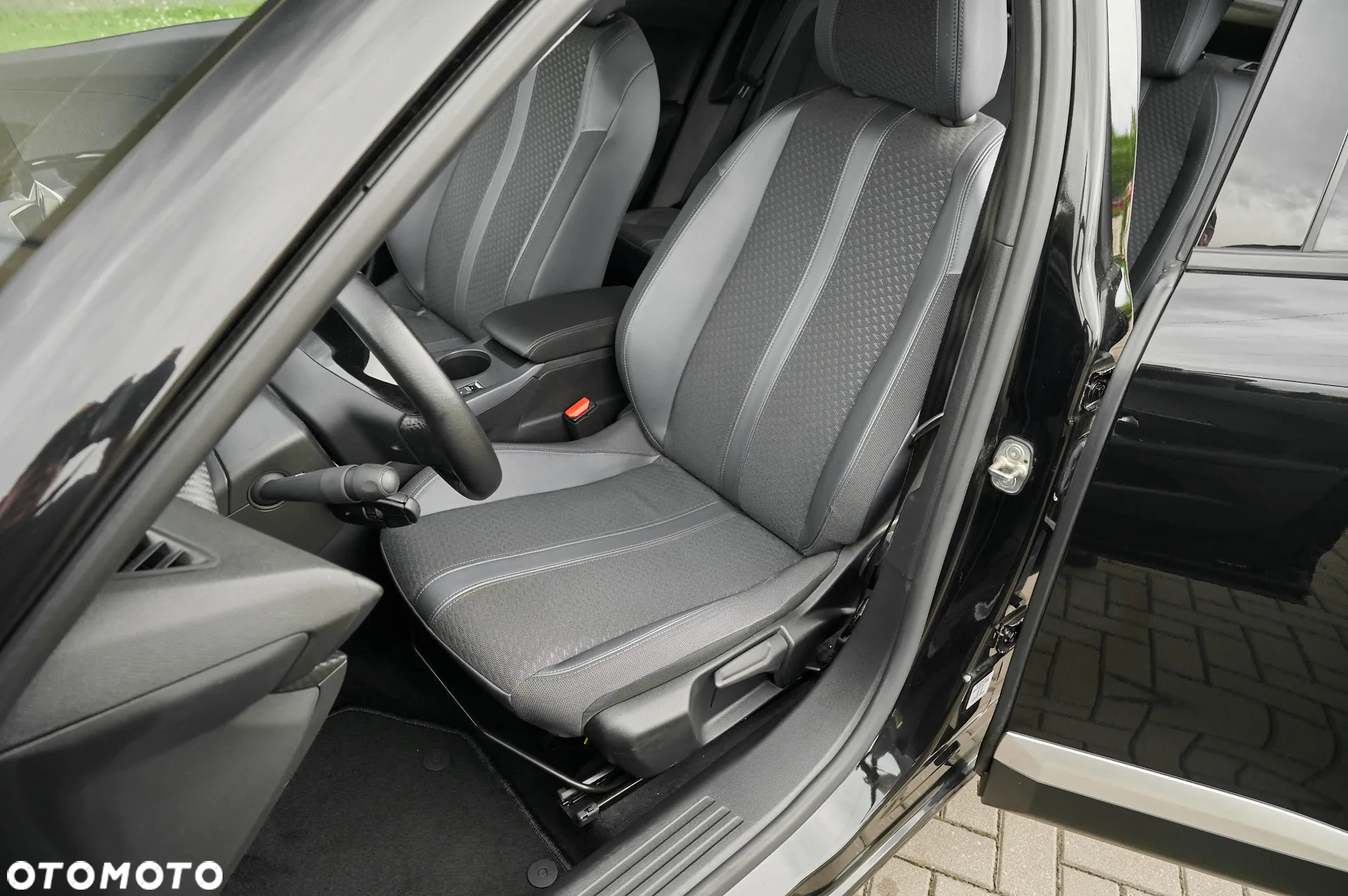 Peugeot 2008 1.5 BlueHDi Allure - 4