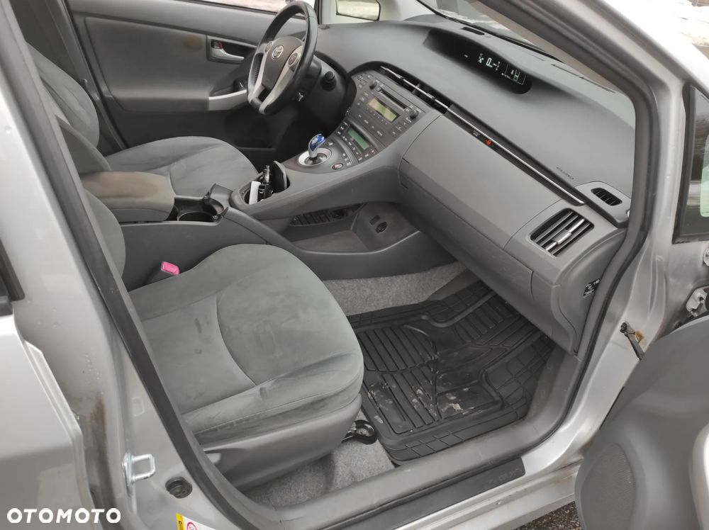 Toyota Prius (Hybrid) Life - 17