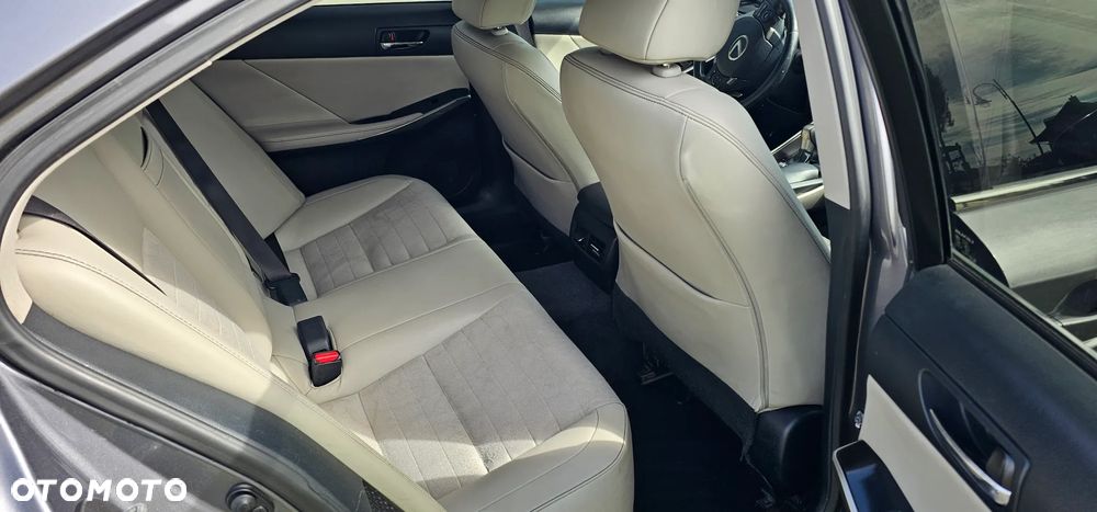 Lexus IS 300h Elegance - 29