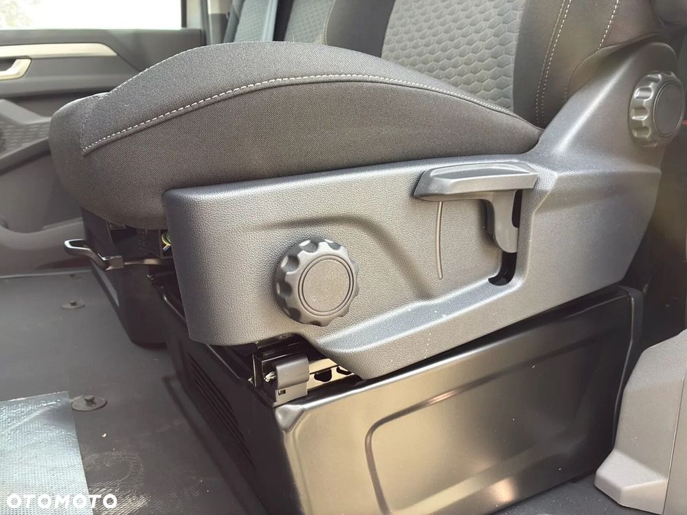 Volkswagen Caravelle - 36