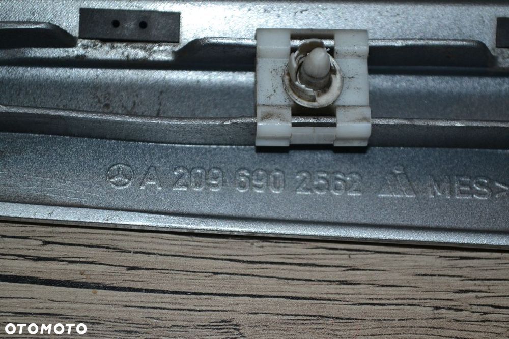 MERCEDES W209 CLK CABRIO LISTWA BŁOTNIKA LEWA TYŁ TYLNA CHROM K744 2096902562 - 2