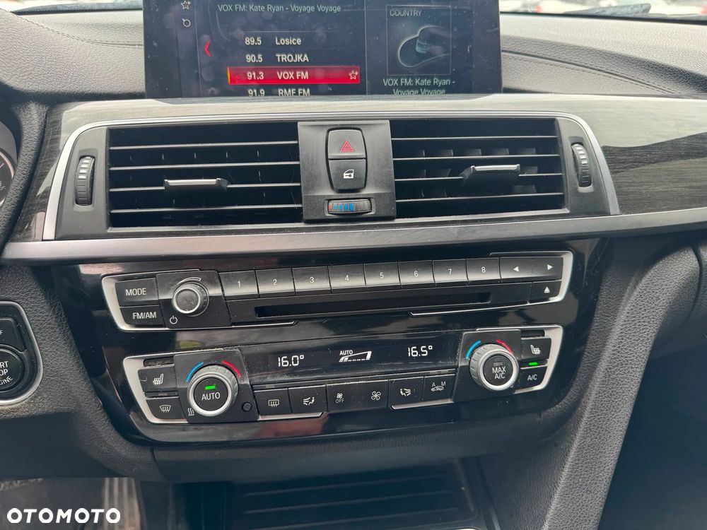 BMW Seria 3 330i xDrive - 14