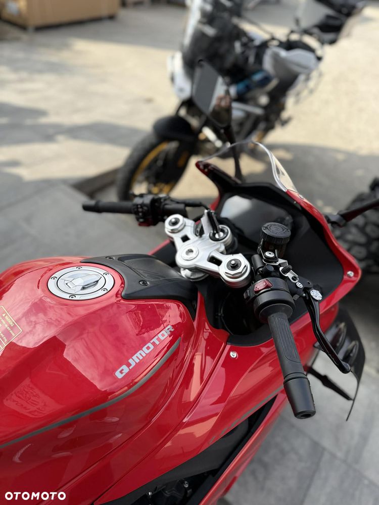 QJMOTOR SRK 800RR - 10