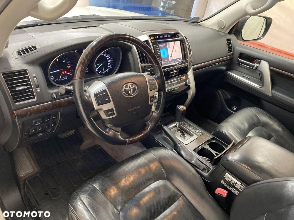 Toyota Land Cruiser - 10