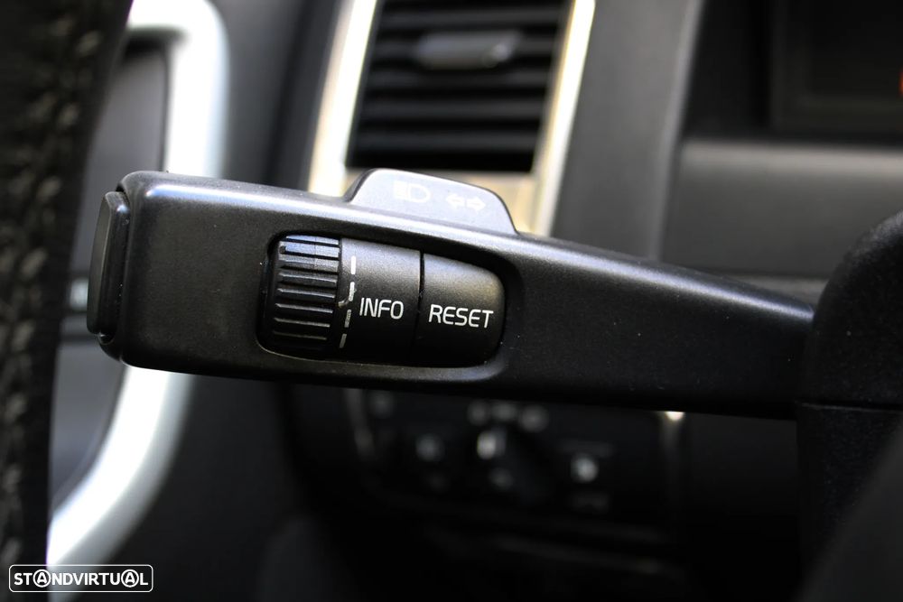 Volvo XC 60 D5 Momentum Geartronic - 38