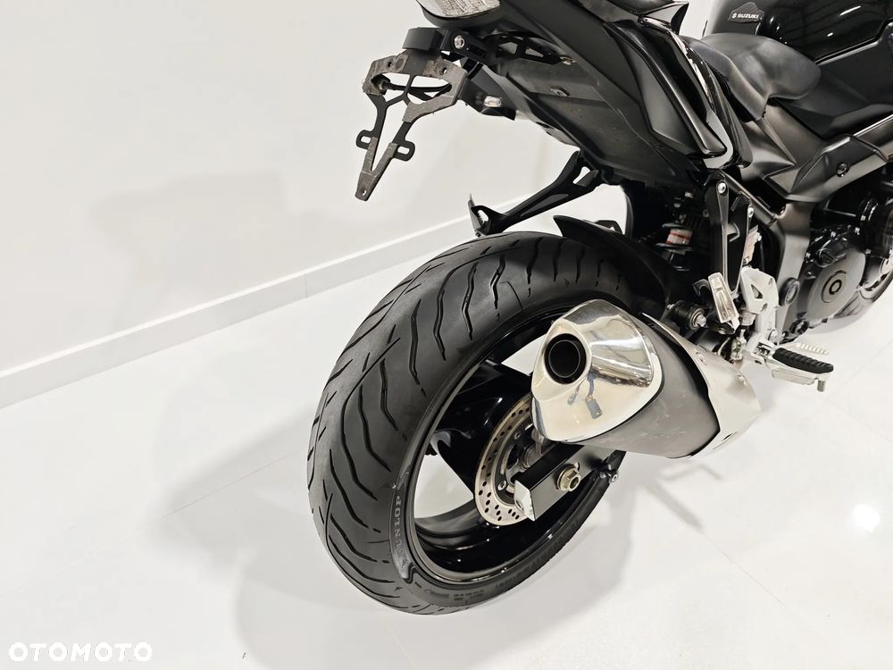 Suzuki GSR - 9