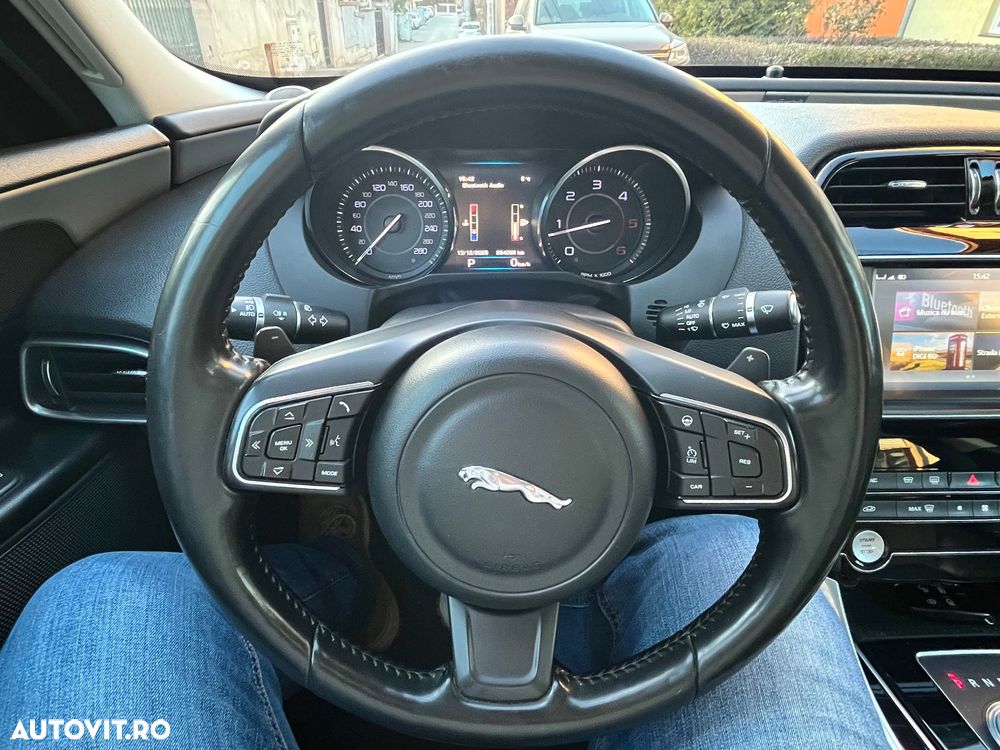 Jaguar XE 2.0 Prestige - 13