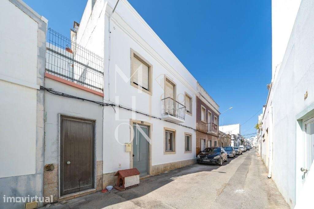 Apartamento T2 Totalmente Remodelado com Quintal Privado no Centro de