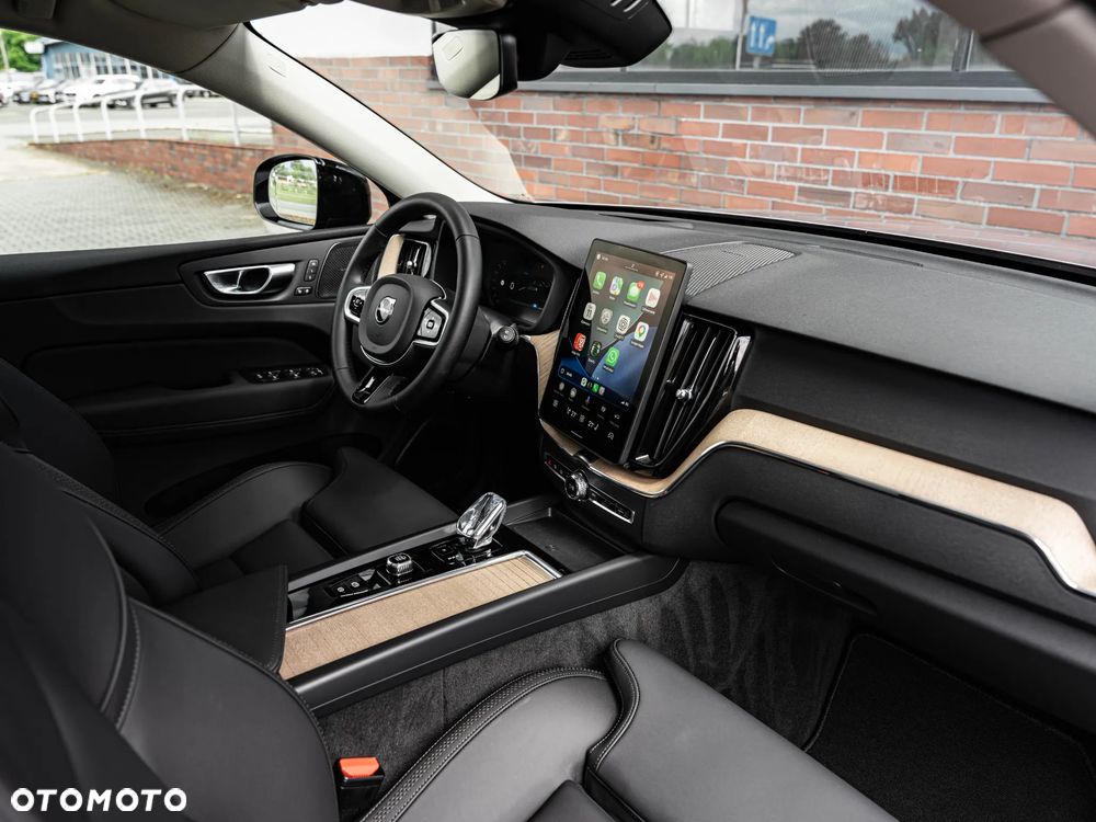 Volvo XC 60 B5 B AWD Plus Dark - 24