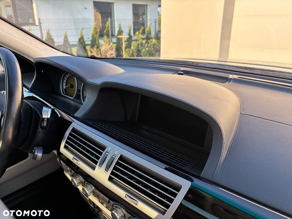 BMW Seria 7 745d - 32