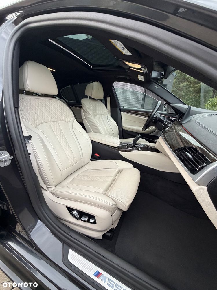 BMW Seria 5 M550i xDrive - 23