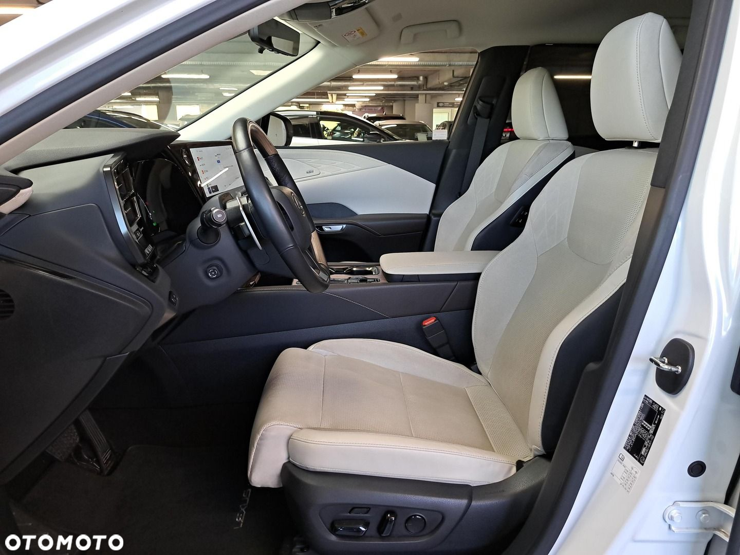 Lexus RX 450h+ Omotenashi - 10