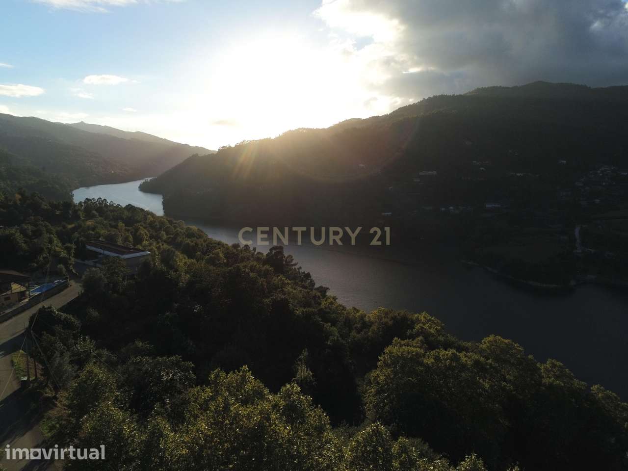 Terreno com 2.240m2 ² com vista deslumbrantes para o rio no Gerês - Grande imagem: 2/19