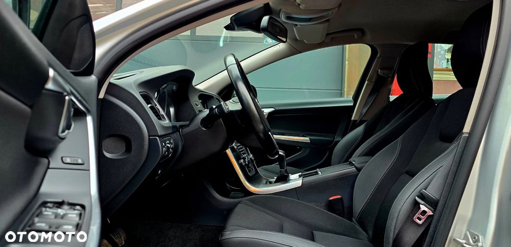 Volvo V60 D4 Momentum - 23