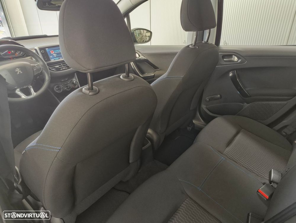 Peugeot 208 1.2 PureTech Signature - 18