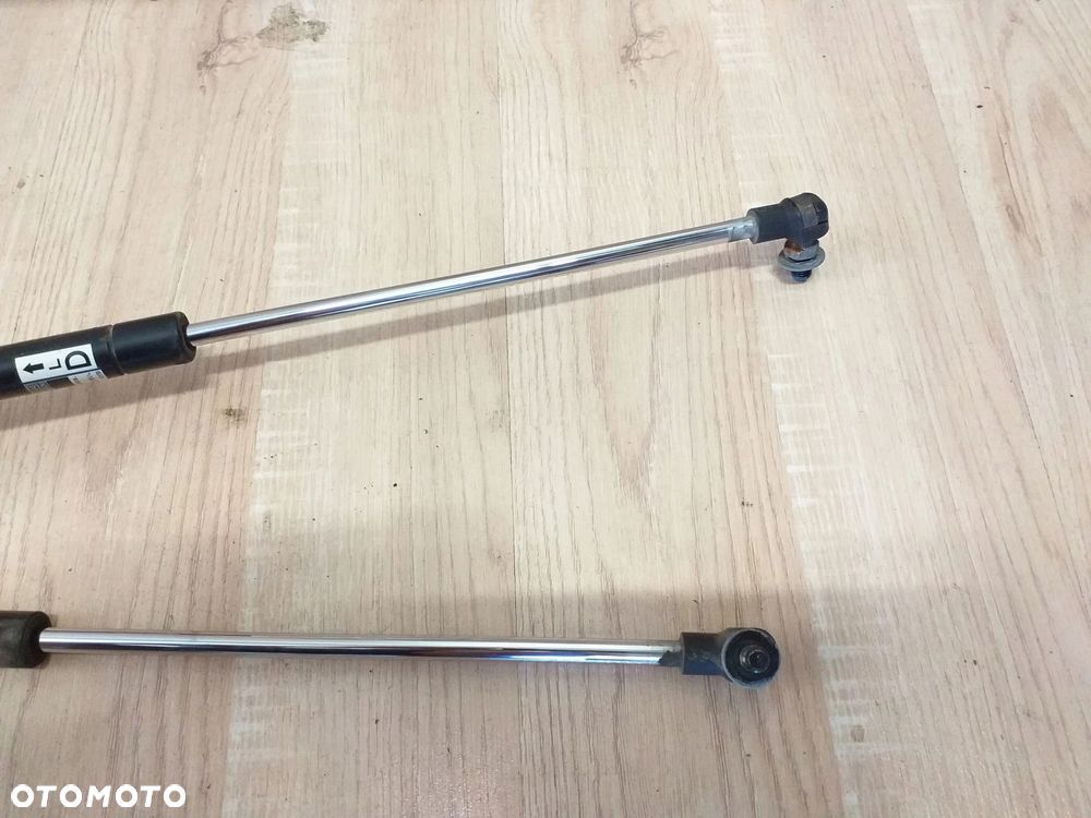 Toyota Prius C AQUA siłowniki klapy bagażnika - 2