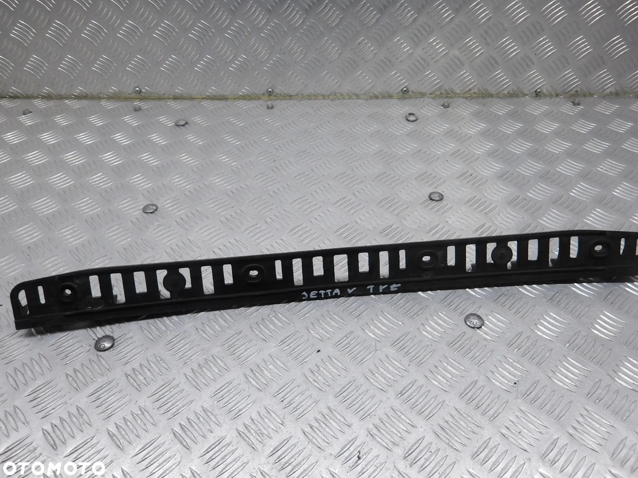 VW JETTA V 05-10 ŚLIZG ZDERZAKA ŚRODEK 1K5807863 - 1
