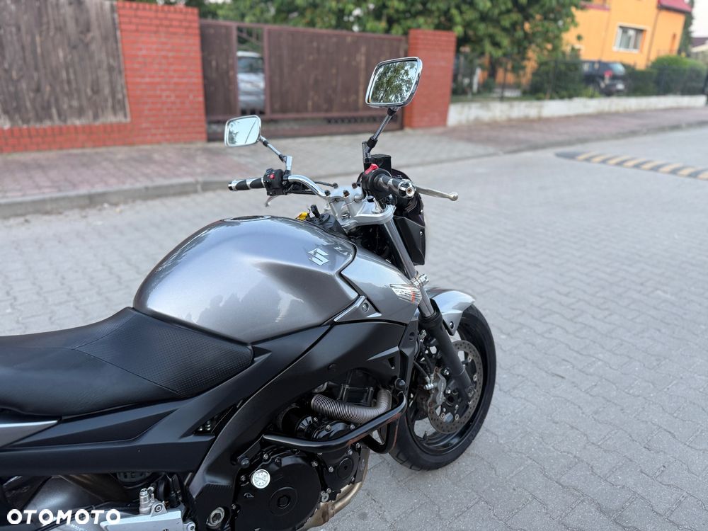 Suzuki GSR - 11