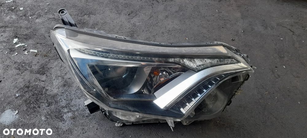 Lampa przednia prawa Toyota RAV4 2018r. lift !! USZKODZONA !! - 1