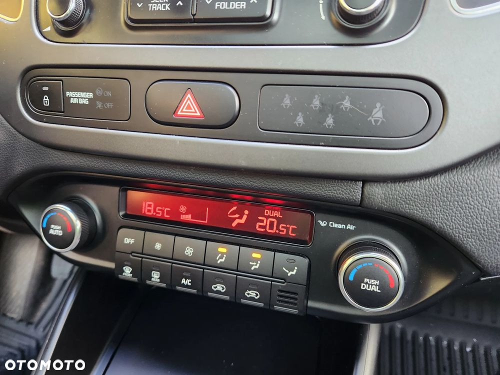 Kia Carens 1.7 CRDi XL 7os - 33