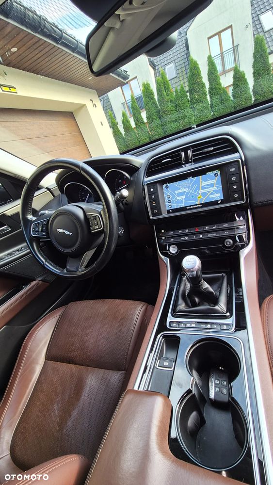 Jaguar XE 2.0 D Portfolio - 10