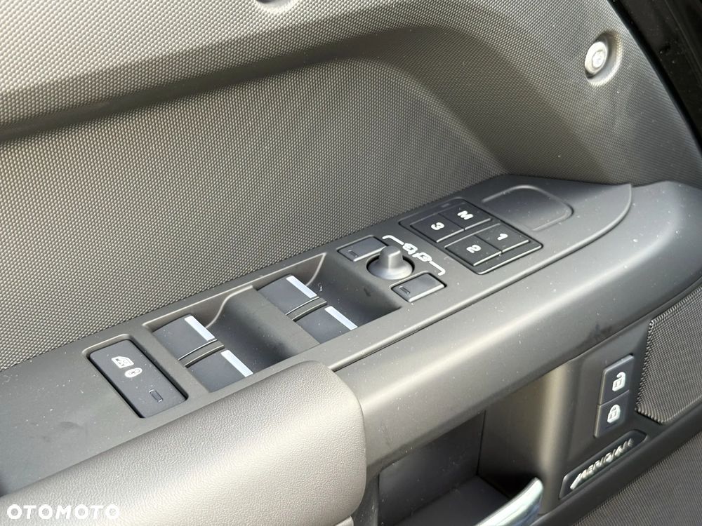 Land Rover Defender 110 D300 X-Dynamic HSE - 13