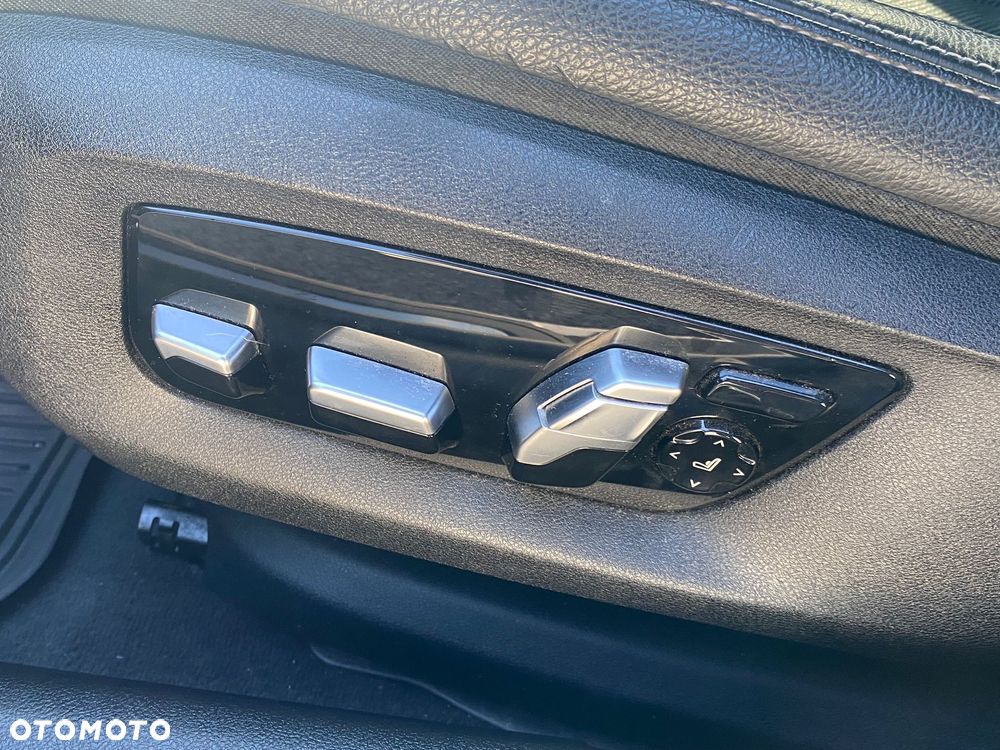 BMW Seria 5 M550i xDrive sport - 25