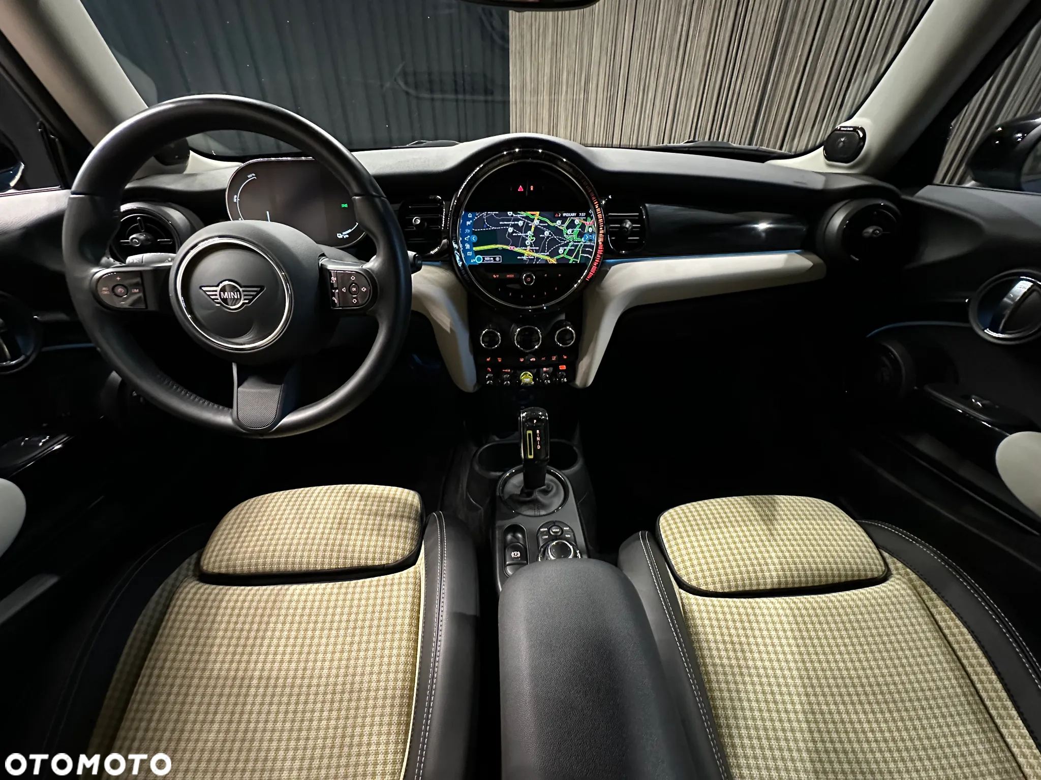 MINI Cooper SE Classic Trim - 14