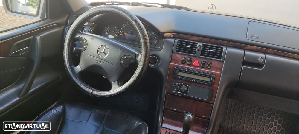 Mercedes-Benz Classe E 270 — fotografia 9