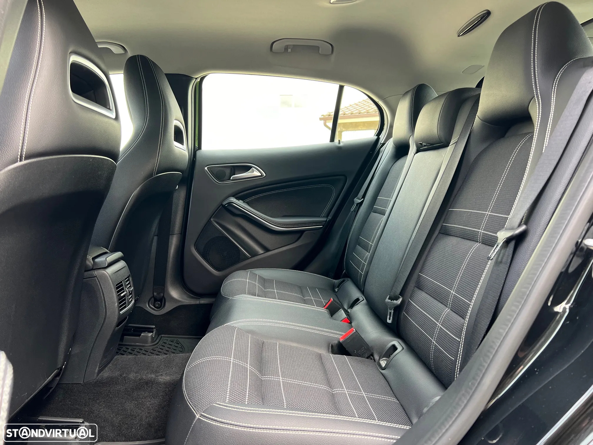 Mercedes-Benz GLA 220 d 7G-DCT Urban - 37