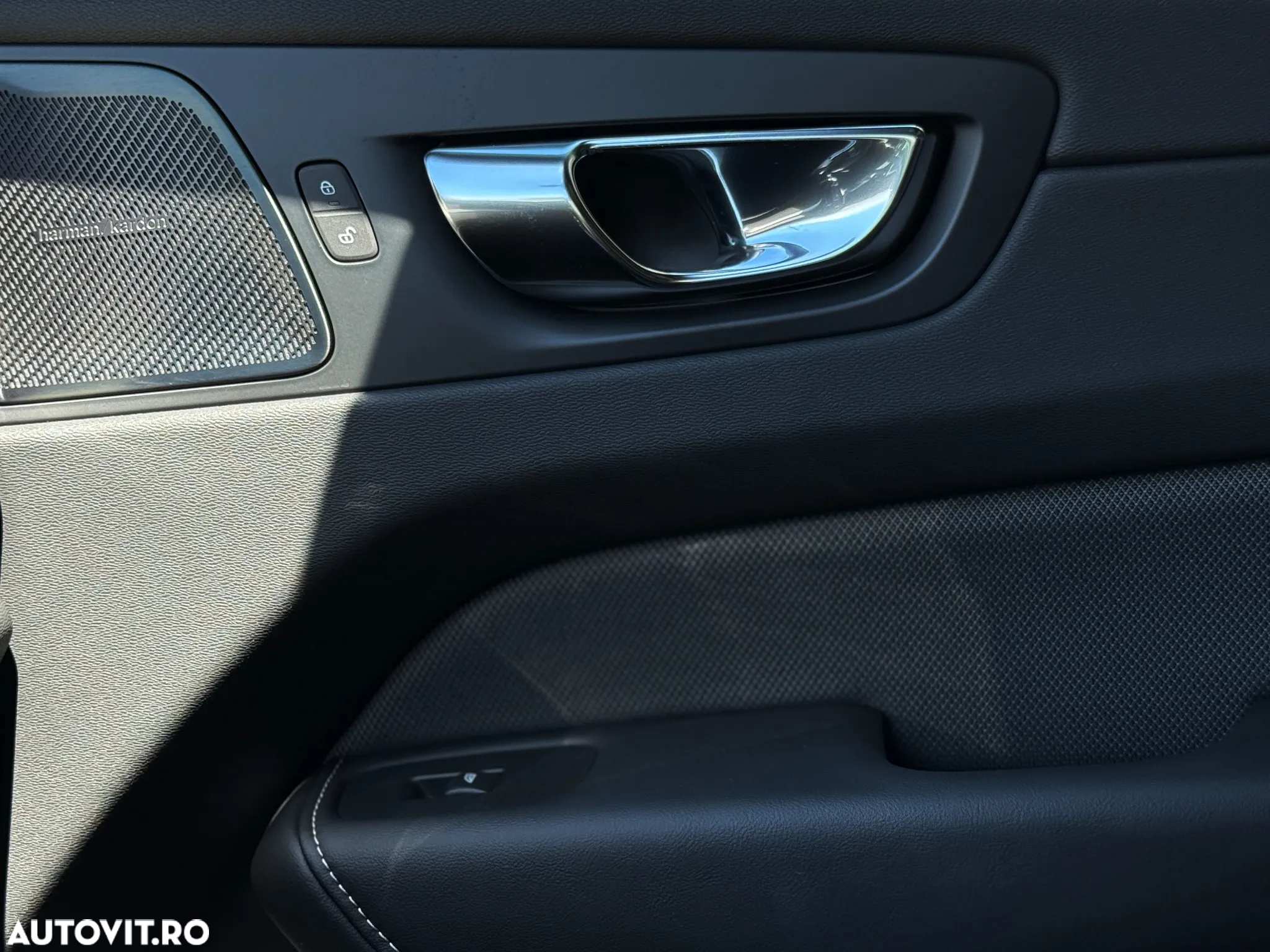Volvo XC 60 B4 MHEV AT8 AWD R-Design - 22