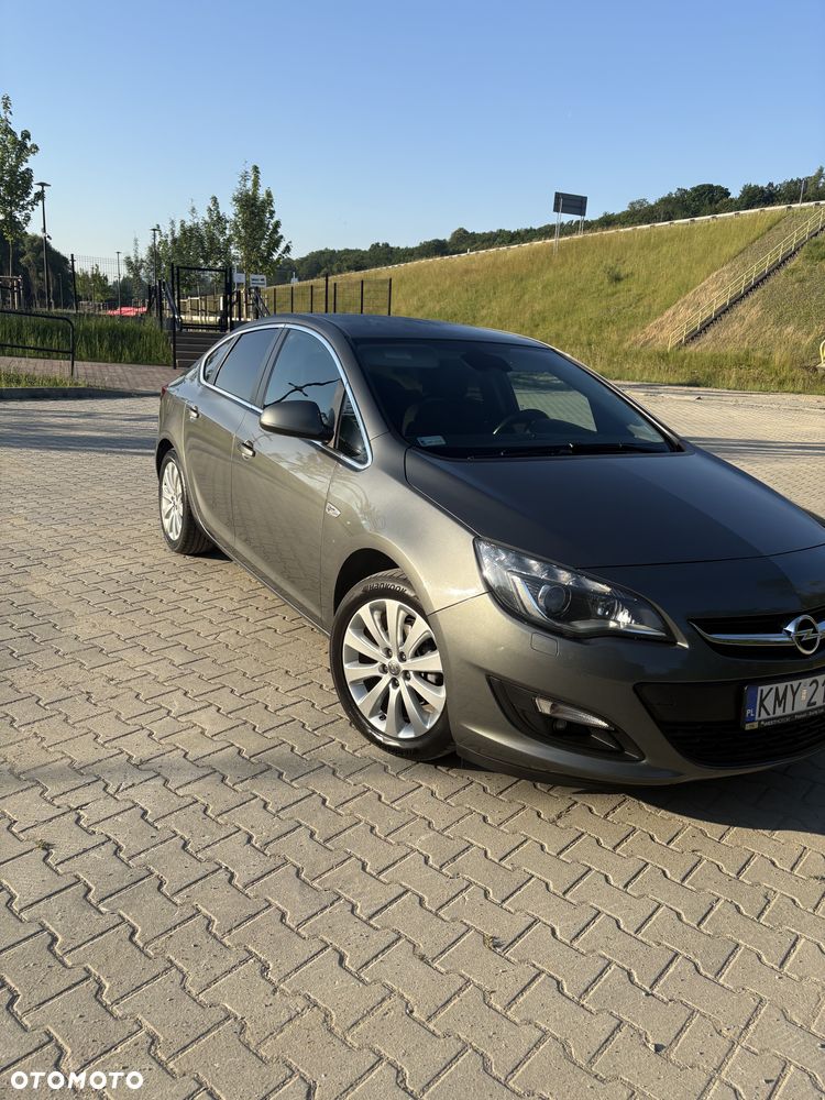 Opel Astra 1.4 T Executive - 3