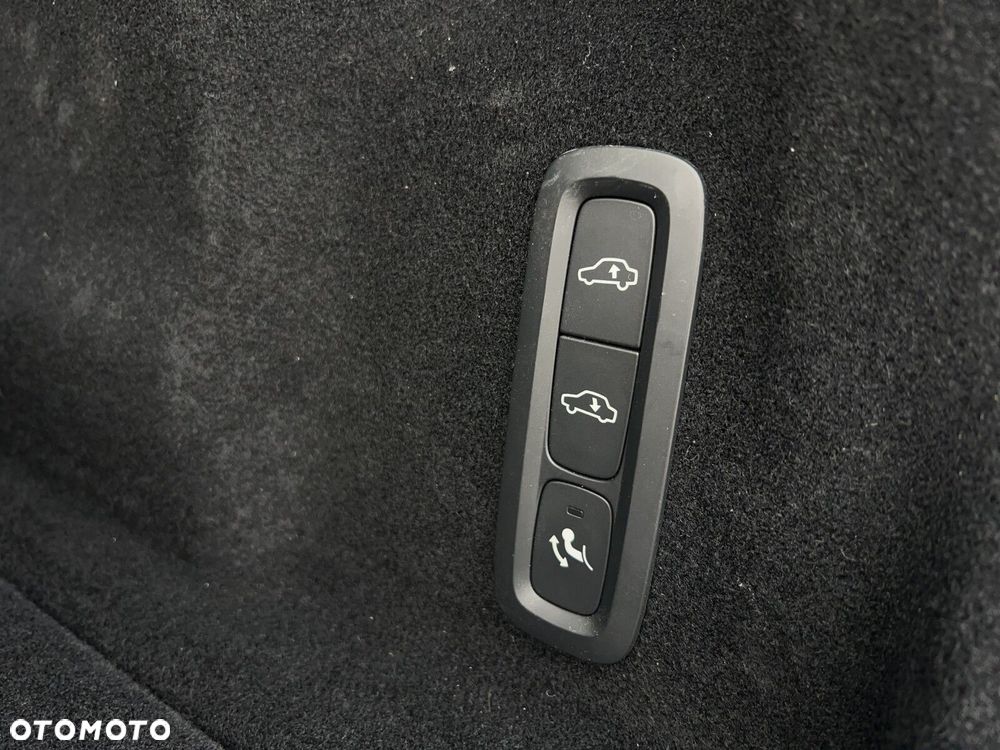 Volvo XC 60 B5 D AWD Ultimate Dark - 18