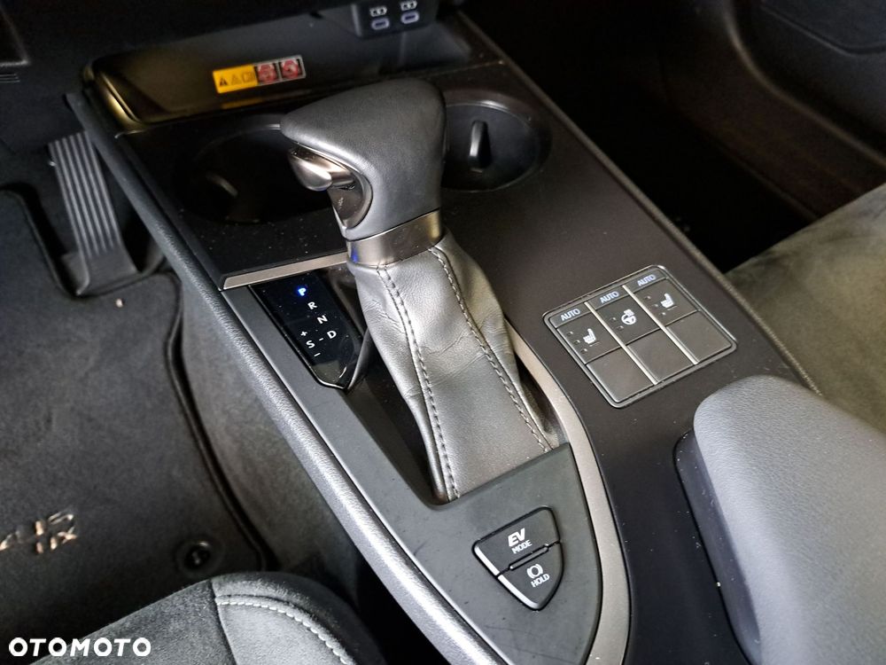 Lexus UX 250h GPF Business 2WD - 27