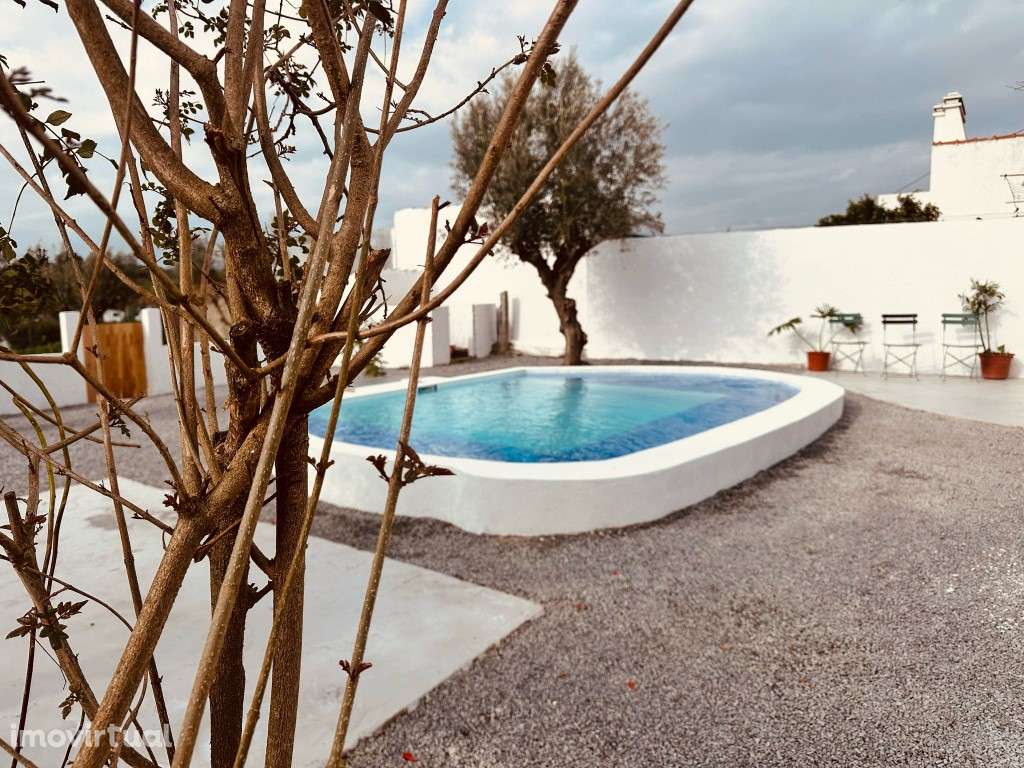 Moradia T2, inserida em lote com 1125 m2 com piscina, em Santiago M... - Grande imagem: 3/40