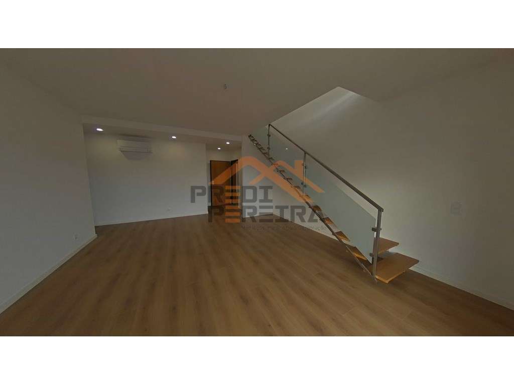 Penthouse T3+1 , nova, com varanda, terraço, box para três carros, ... - Grande imagem: 4/56