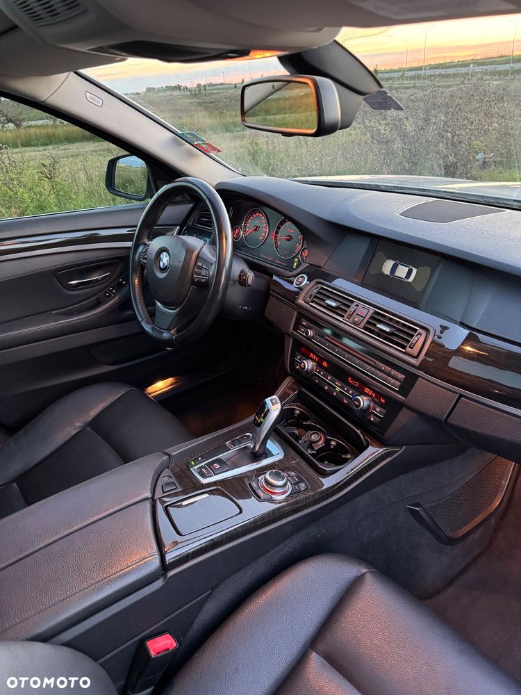 BMW Seria 5 523i Touring - 13