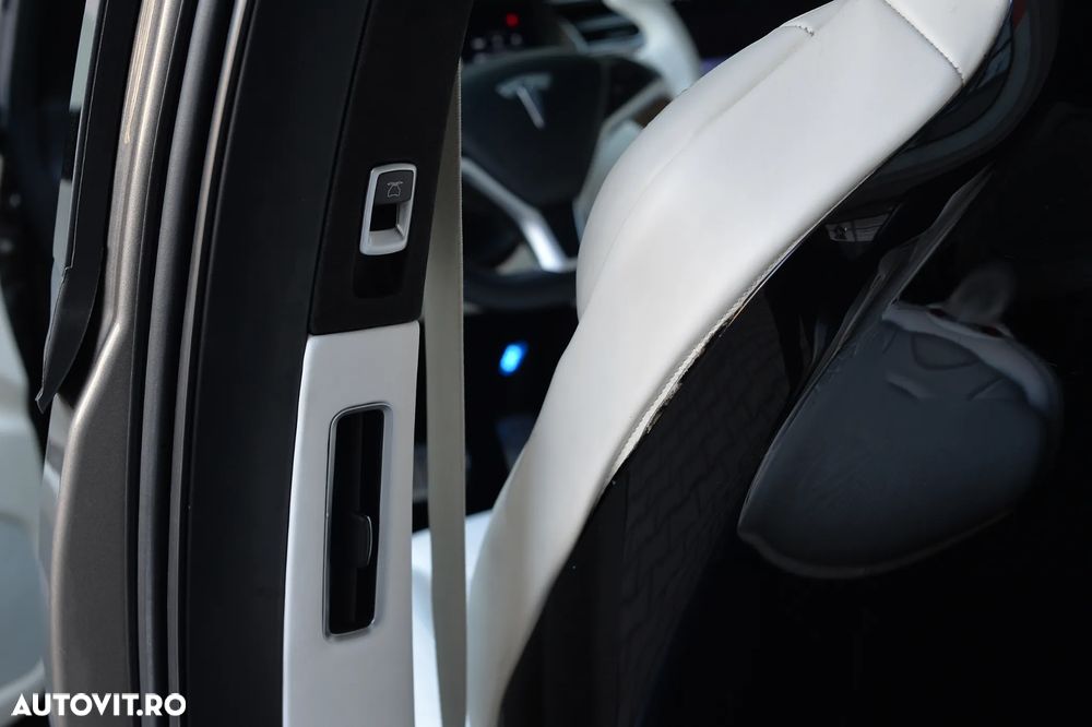 Tesla Model X - 32