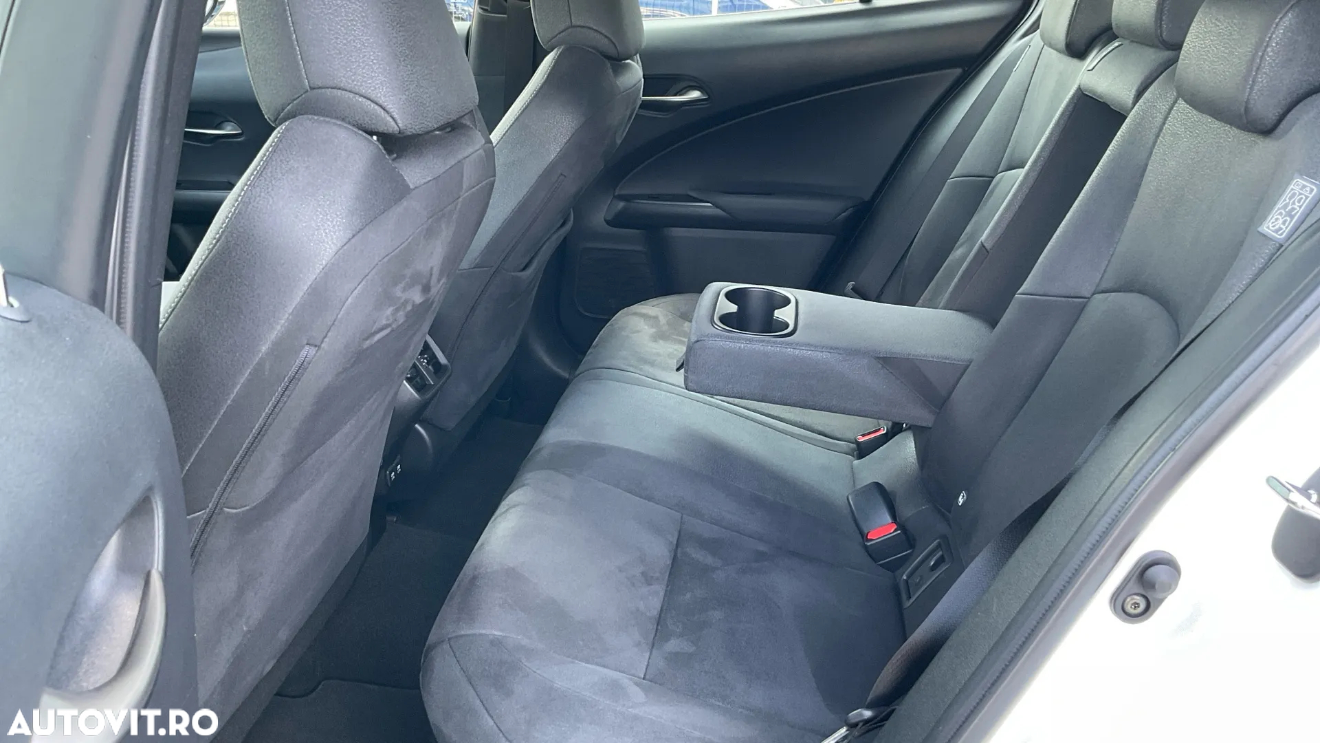 Lexus UX 250h Business Edition - 9